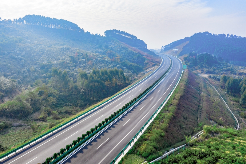 6.高速公路與群山相連，植被覆蓋率高，與原生態環境恢復有機結合.jpg